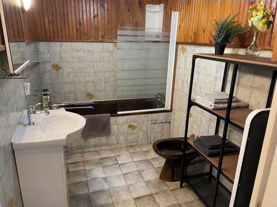 Secadora de cabello, toallas, jabón, papel de baño 