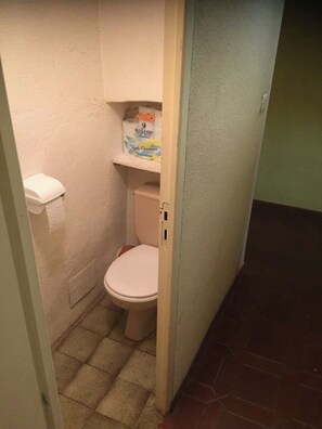 Hair dryer, towels, soap, toilet paper - Atypical village house (Cuers)