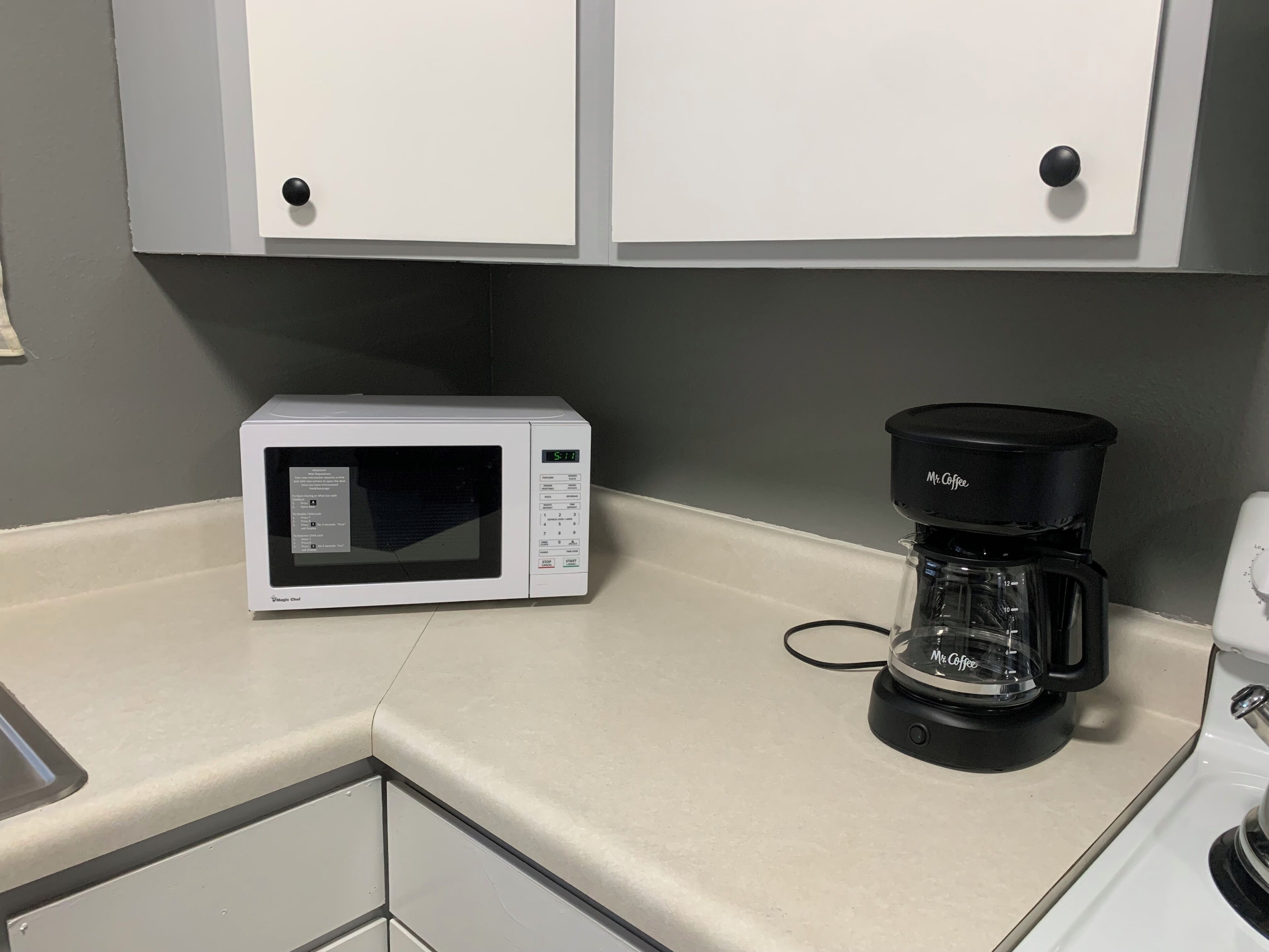 Een koelkast, een magnetron, een oven, een kookplaat