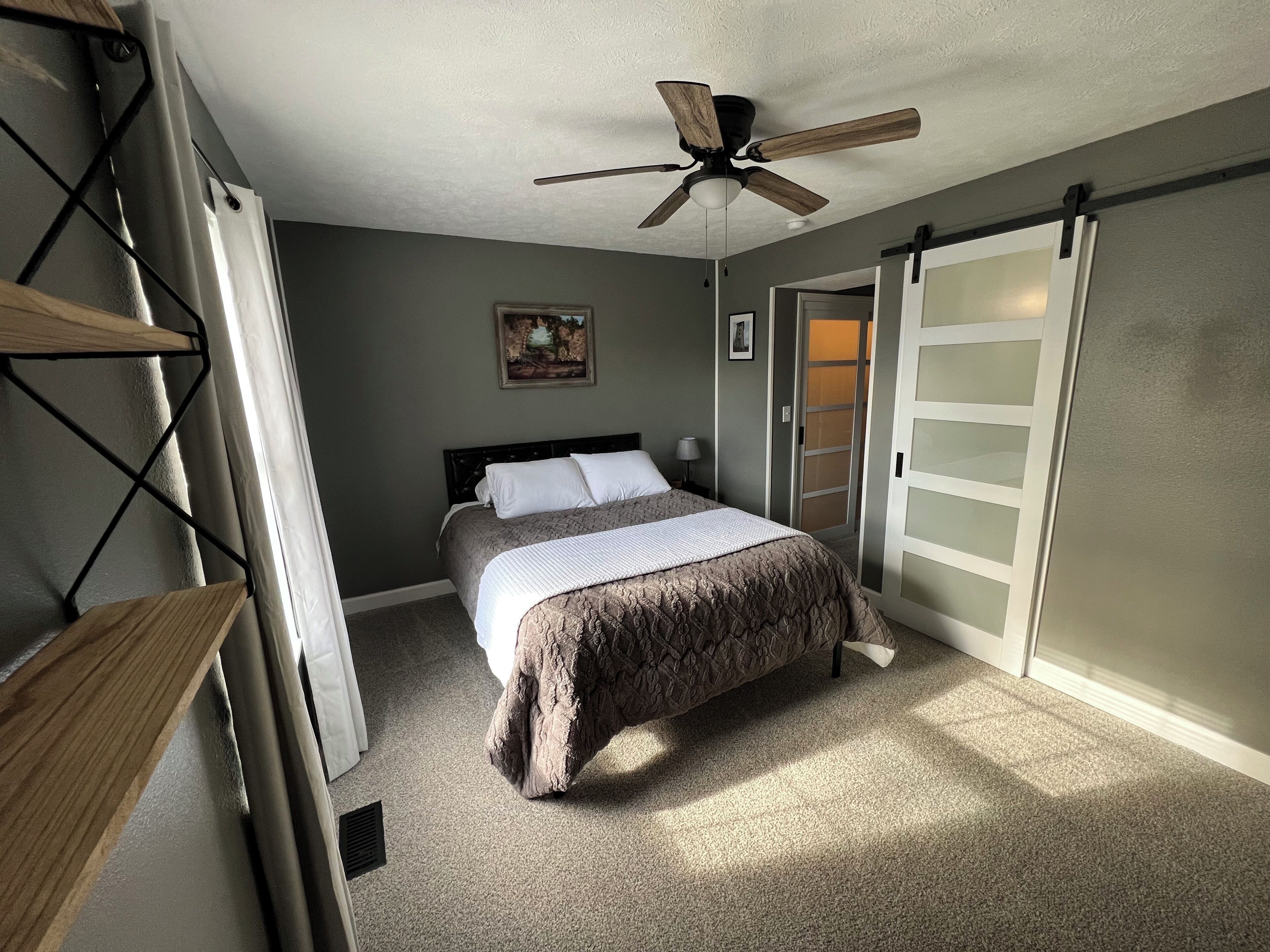 3 habitaciones, tabla de planchar con plancha, wifi y ropa de cama 