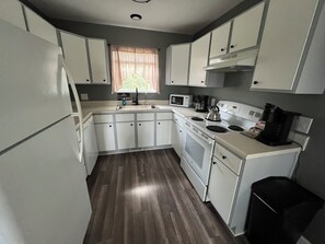 Microondas, horno, placa de cocina y lavavajillas