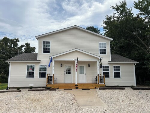 Welcome to our Comfy Condo, on historic rte 66, 15 min from Ft Leonard Wood.