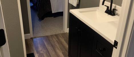 3 slaapkamers, een strijkplank/strijkijzer, gratis wifi, beddengoed