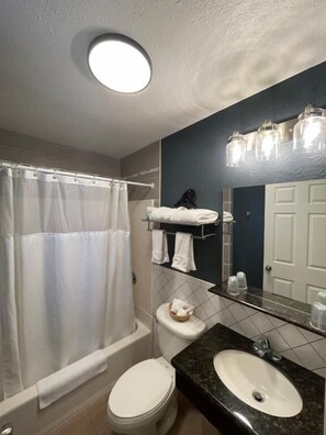 Kamar Single, 1 Tempat Tidur Queen, Bebas Asap Rokok | Kamar mandi | Kombinasi shower/bathtub dan perlengkapan mandi gratis