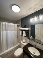 单人房, 1 张大床, 无烟房 | 浴室 | 淋浴/盆浴组合、免费洗浴用品、吹风机、毛巾