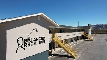 Un edificio con un letrero que dice 'Balanced Rock Inn' y un estacionamiento.