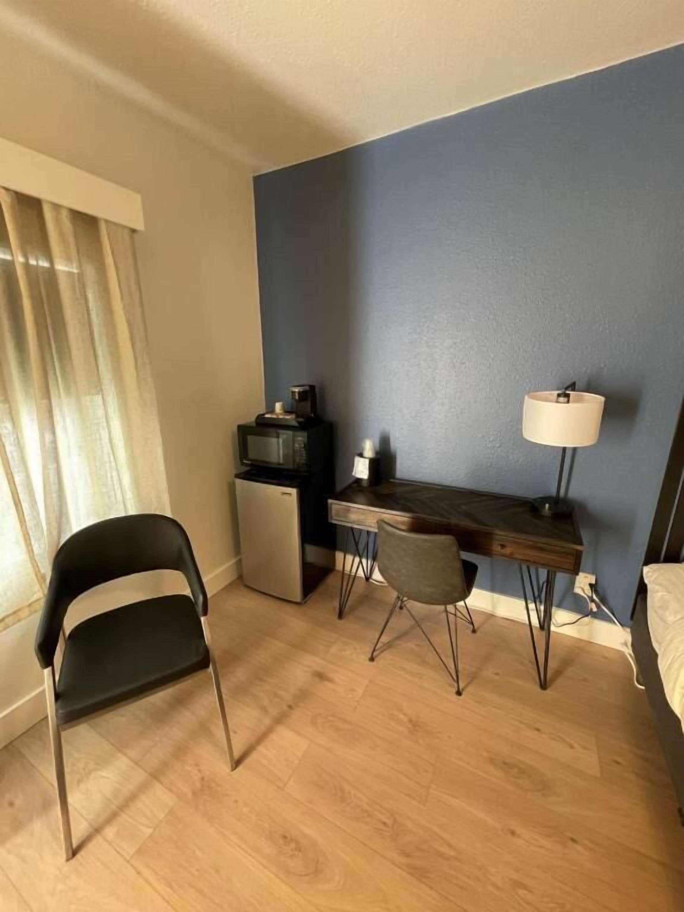 Single Room, 1 Queen Bed, Non Smoking | Interior