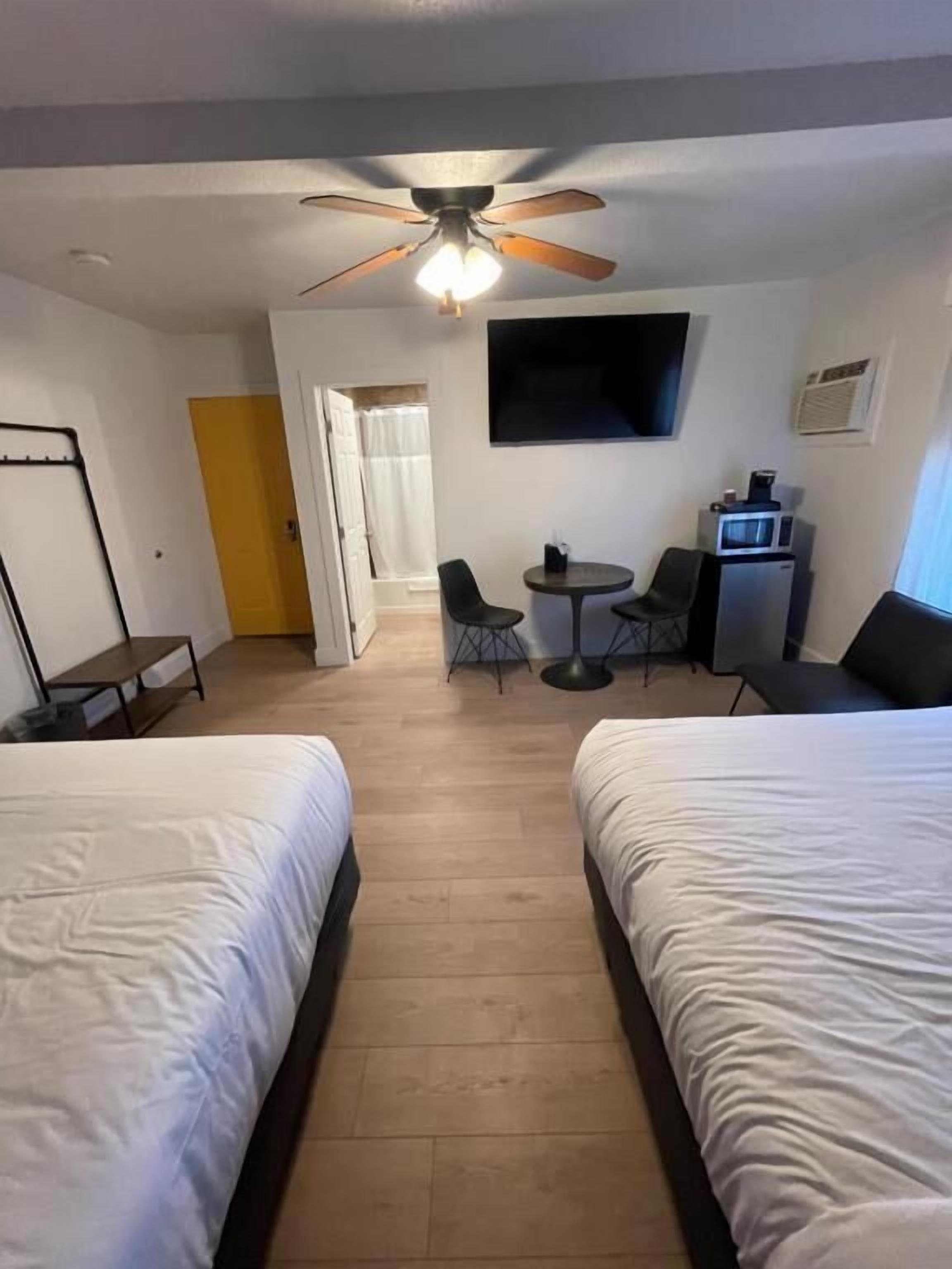 Kamar Double, 2 Tempat Tidur Queen, Bebas Asap Rokok | Meja kerja dan Wi-Fi gratis