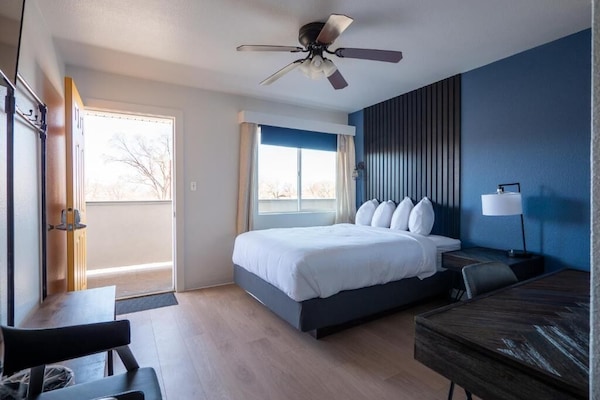 Enkeltrom, 1 queensize-seng, ikke-røyk | Skrivebord og wi-fi (inkludert)