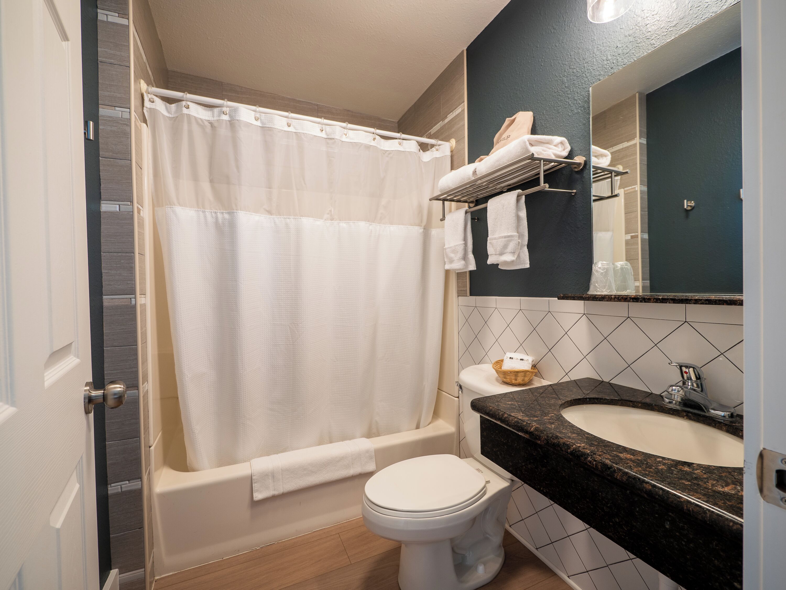 Quarto solteiro, 1 cama Queen, para não fumantes | Banheiro | Chuveiro/banheira combinados, produtos de toalete grátis