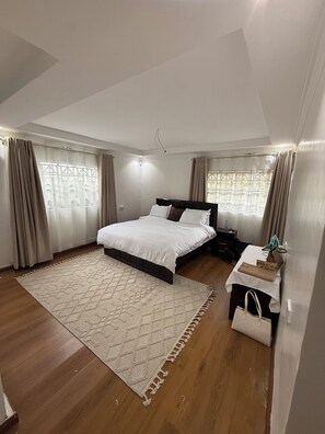 4 habitaciones, tabla de planchar con plancha, wifi y ropa de cama