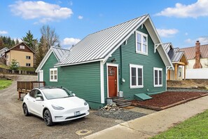 Exterior - Cozy 3-bedroom house walkable to downtown Roslyn with Barrel Sauna + EV Charger (Roslyn)