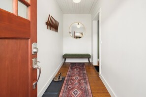 Interior - Cozy 3-bedroom house walkable to downtown Roslyn with Barrel Sauna + EV Charger (Roslyn)
