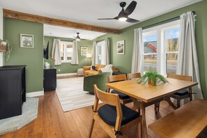 Dining - Cozy 3-bedroom house walkable to downtown Roslyn with Barrel Sauna + EV Charger (Roslyn)
