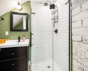 Hair dryer, towels, soap, toilet paper - Cozy 3-bedroom house walkable to downtown Roslyn with Barrel Sauna + EV Charger (Roslyn)