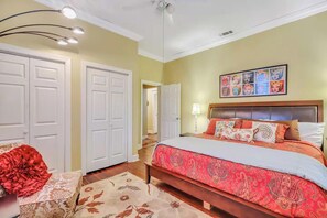 4 bedrooms, WiFi, bed sheets - Historic Forsyth Victorian Home | Downtown Savanna (Savannah)