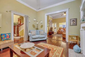 TV - Historic Forsyth Victorian Home | Downtown Savanna (Savannah)