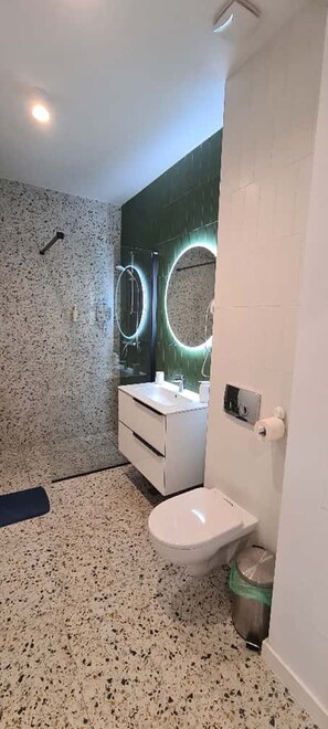 Shower, towels, toilet paper - Cozy 1-bedroom studio in charming Constanța with AC (Constanța)