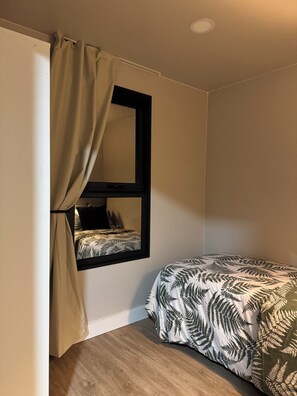 2 bedrooms, WiFi, bed sheets - Stylish Private Lodge with FREE Parking, Fast WiFi, Netflix & Prime (Feltham)