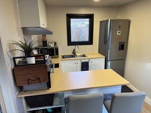 Fridge, microwave, stovetop, electric kettle - Stylish Private Lodge with FREE Parking, Fast WiFi, Netflix & Prime (Feltham)
