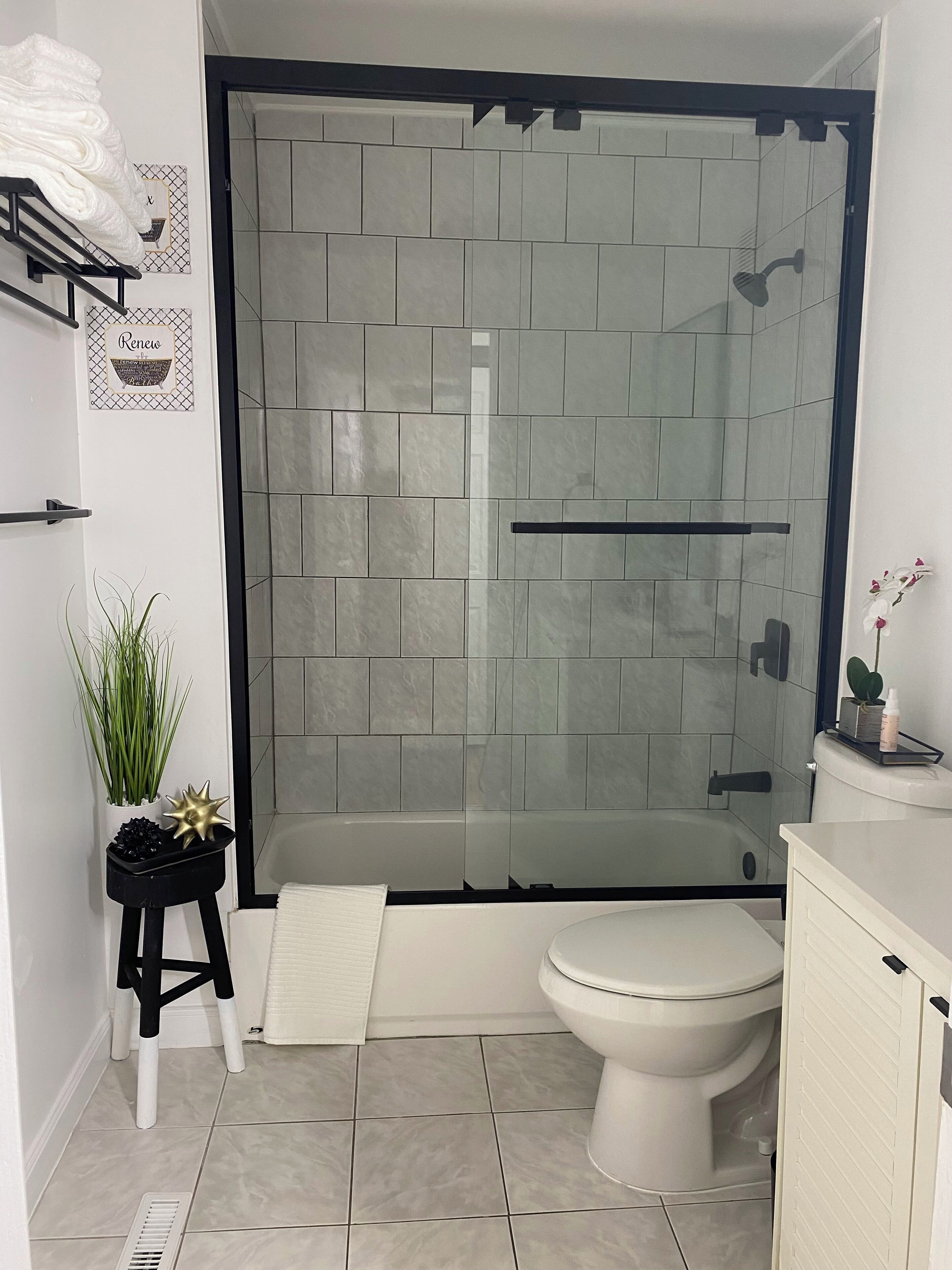 Secador de pelo, toallas, jabón y papel higiénico