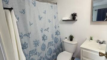 Pyyhkeet, saippua, vessapaperi