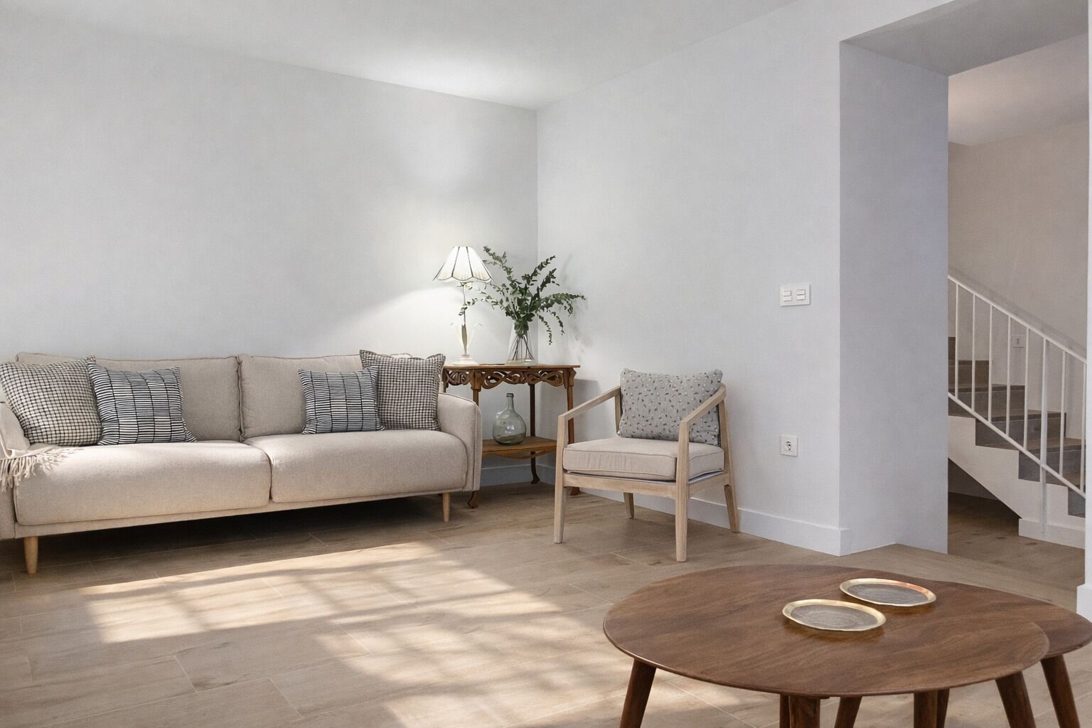 Een smart-tv, boeken en een stereo