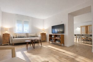 Smart TV, books, stereo