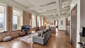 Living area - Downtown Dallas - Sleeps 6 People! - Gym - Pool (Dallas)