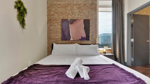 Iron/ironing board, WiFi, bed sheets - Downtown Dallas - Sleeps 6 People! - Gym - Pool (Dallas)