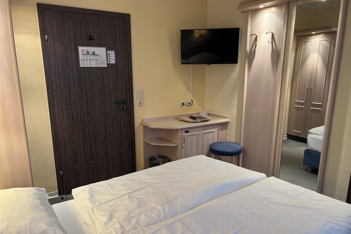 خزنة داخل الغرفة ومكواة/لوح كي وواي فاي مجانًا