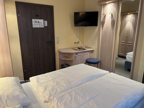 Basic Double Room | In-room safe, iron/ironing board, free WiFi - Hotel Traube Aumüller Rüdesheim (Ruedesheim am Rhein)