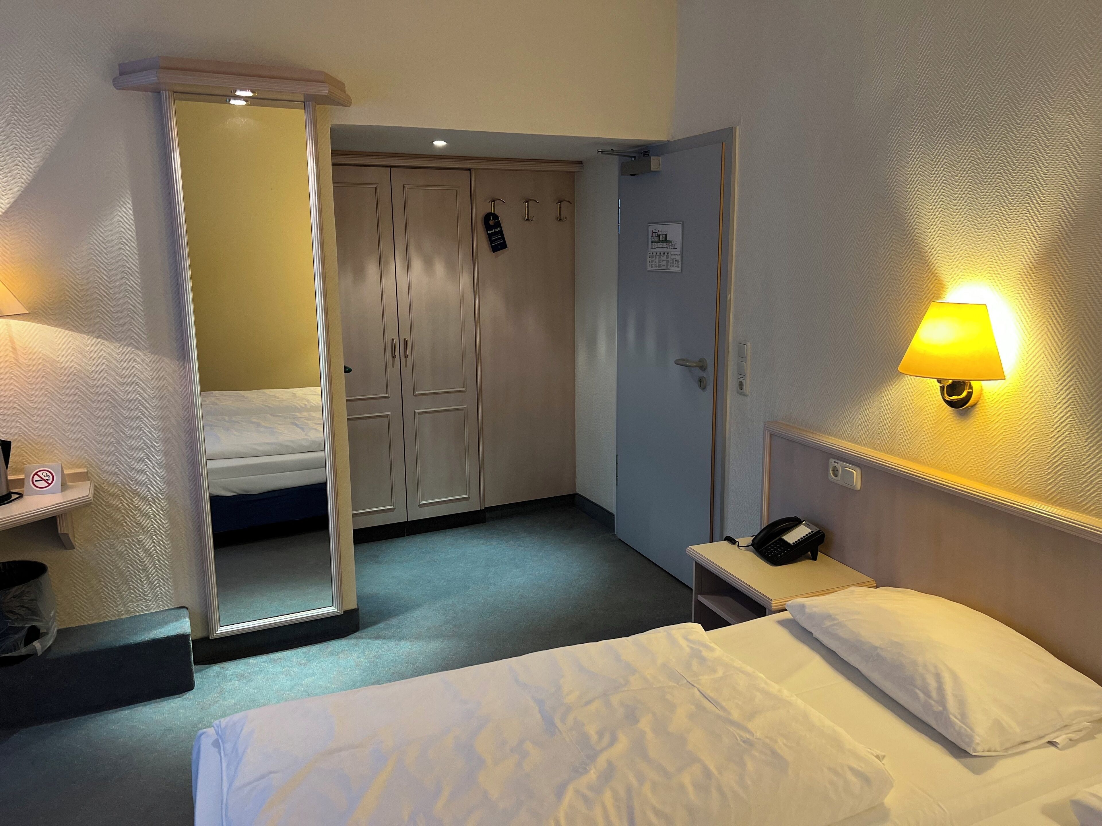 خزنة داخل الغرفة ومكواة/لوح كي وواي فاي مجانًا