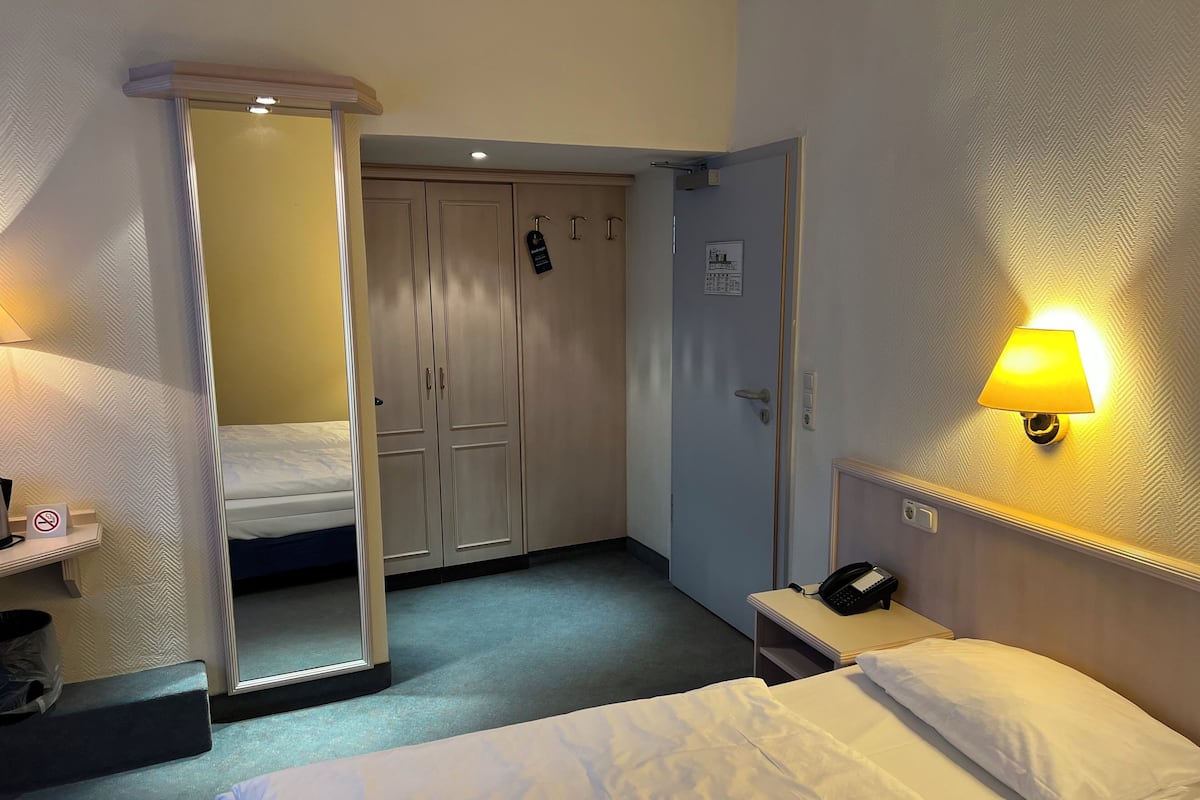 خزنة داخل الغرفة ومكواة/لوح كي وواي فاي مجانًا