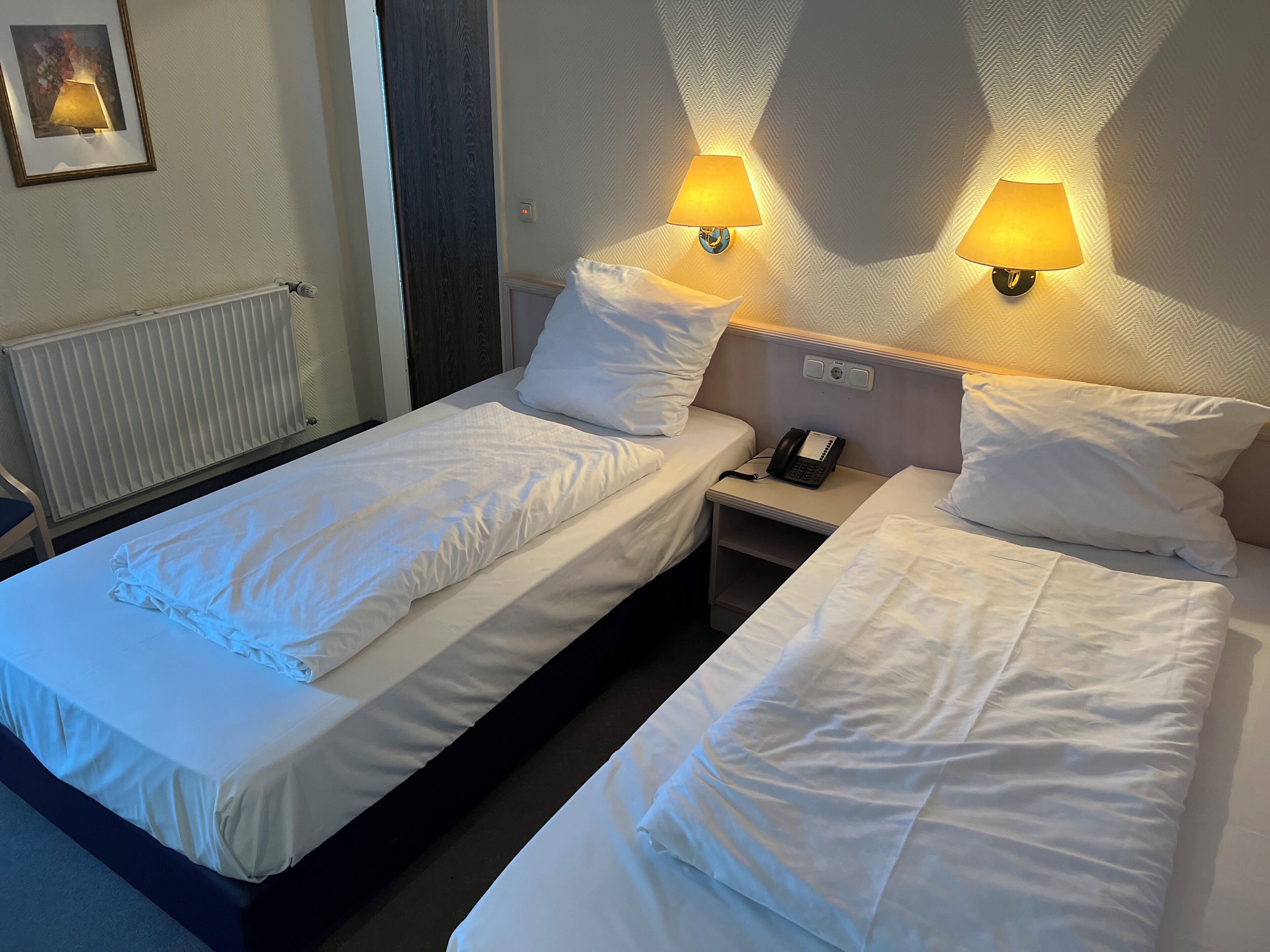 Coffres-forts dans les chambres, fer et planche à repasser