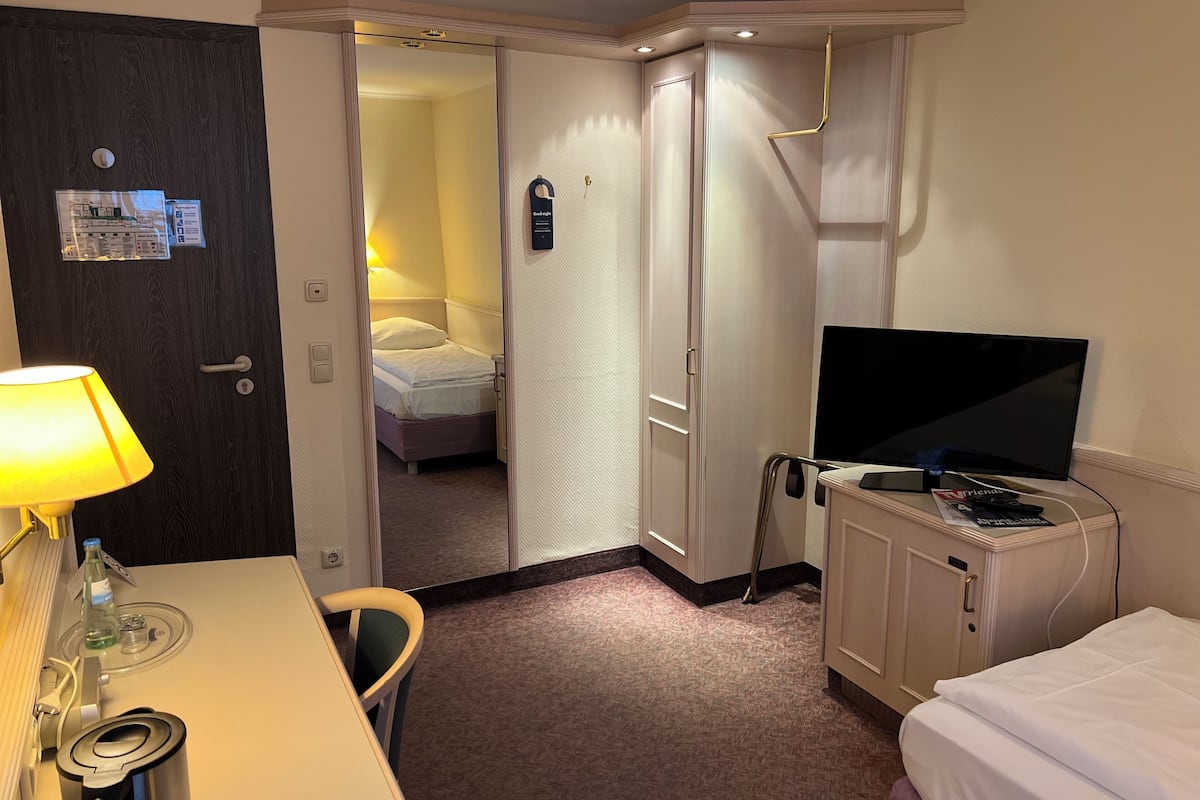 خزنة داخل الغرفة ومكواة/لوح كي وواي فاي مجانًا