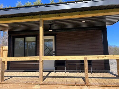 The Buckley- Unique container home, 5 minutes from downtown Athens and OU.