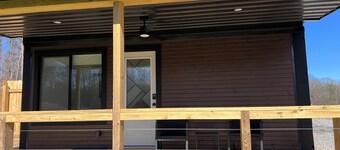 The Buckley- Unique container home, 5 minutes from downtown Athens and OU.