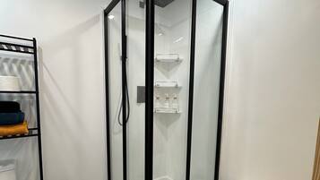 Douche, serviettes fournies, savon, shampoing