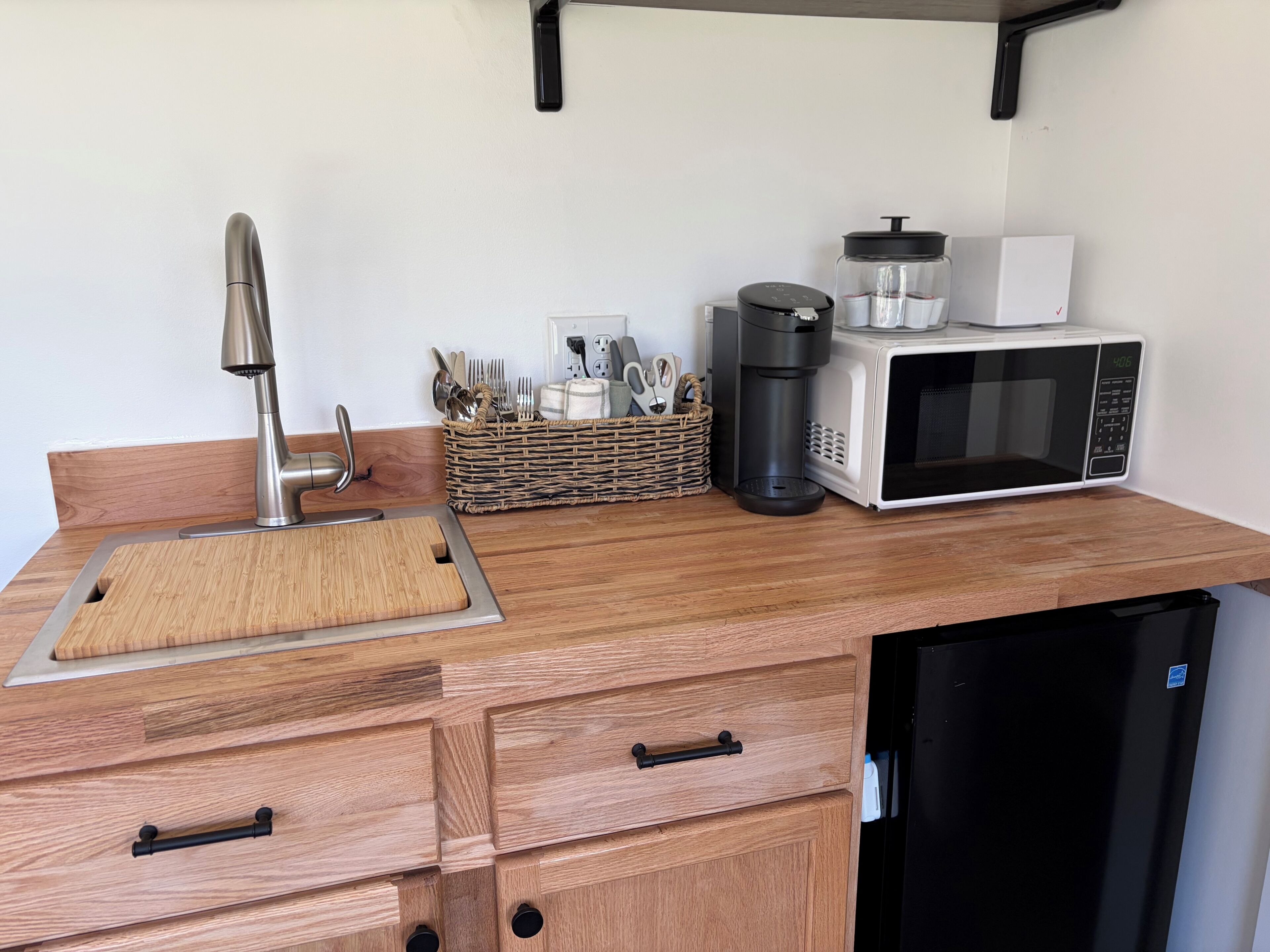 Réfrigérateur, micro-ondes, cafetière/bouilloire