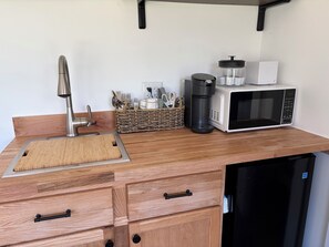 Réfrigérateur, micro-ondes, cafetière/bouilloire