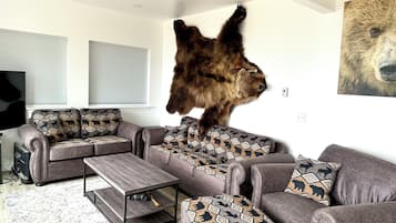 Comfort Condo, Ocean View | Living area | Heated floors