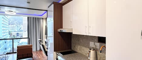 Geladeira, micro-ondas, fogão, cooktop