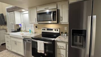 Een microgolfoven, een oven, een kookplaat, een vaatwasser