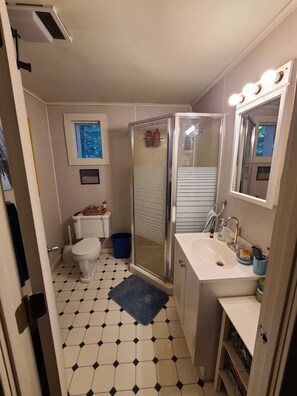 Dusj, håndklær, såpe og toalettpapir