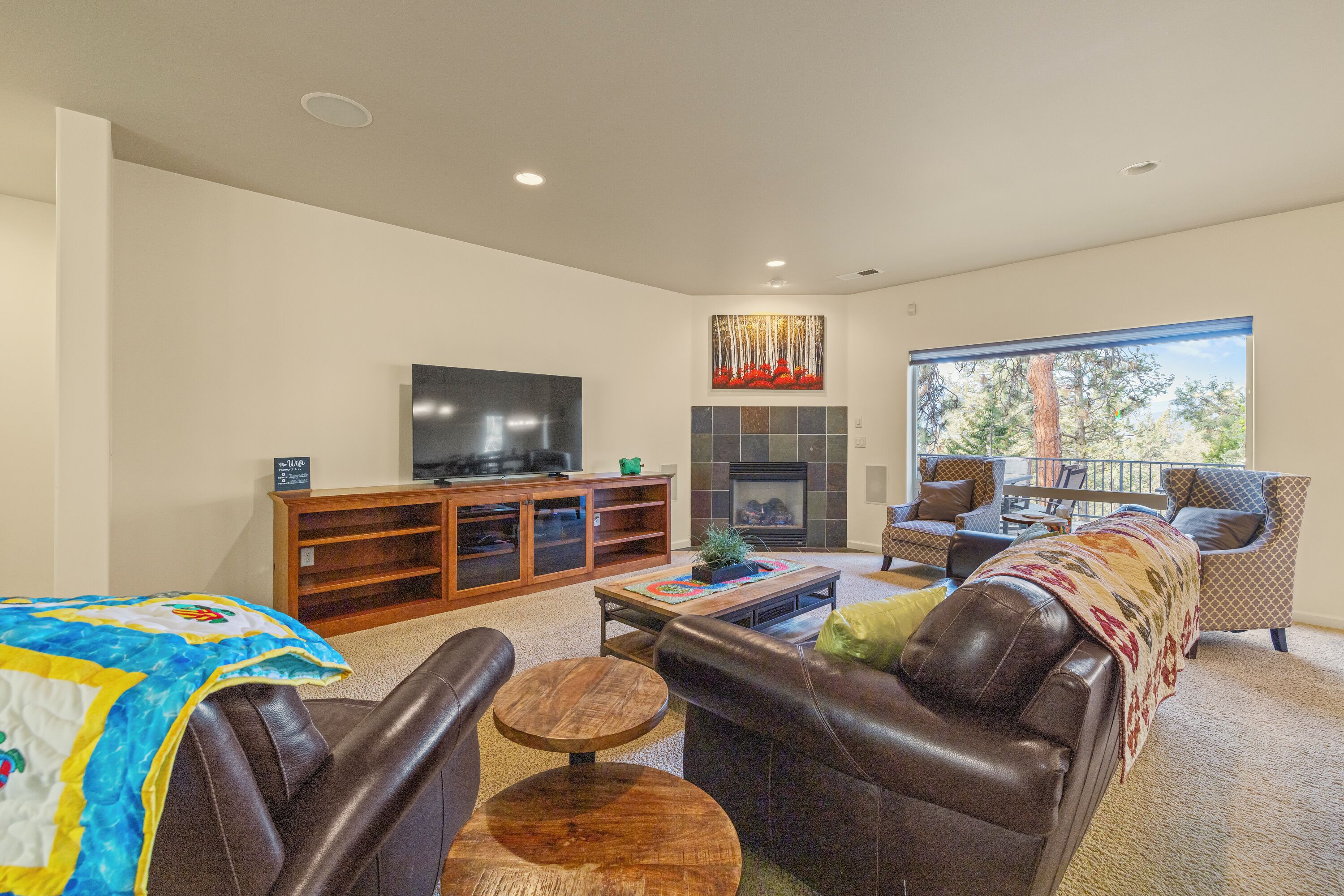 TV connectée, cheminée, baby-foot, table de tennis de table