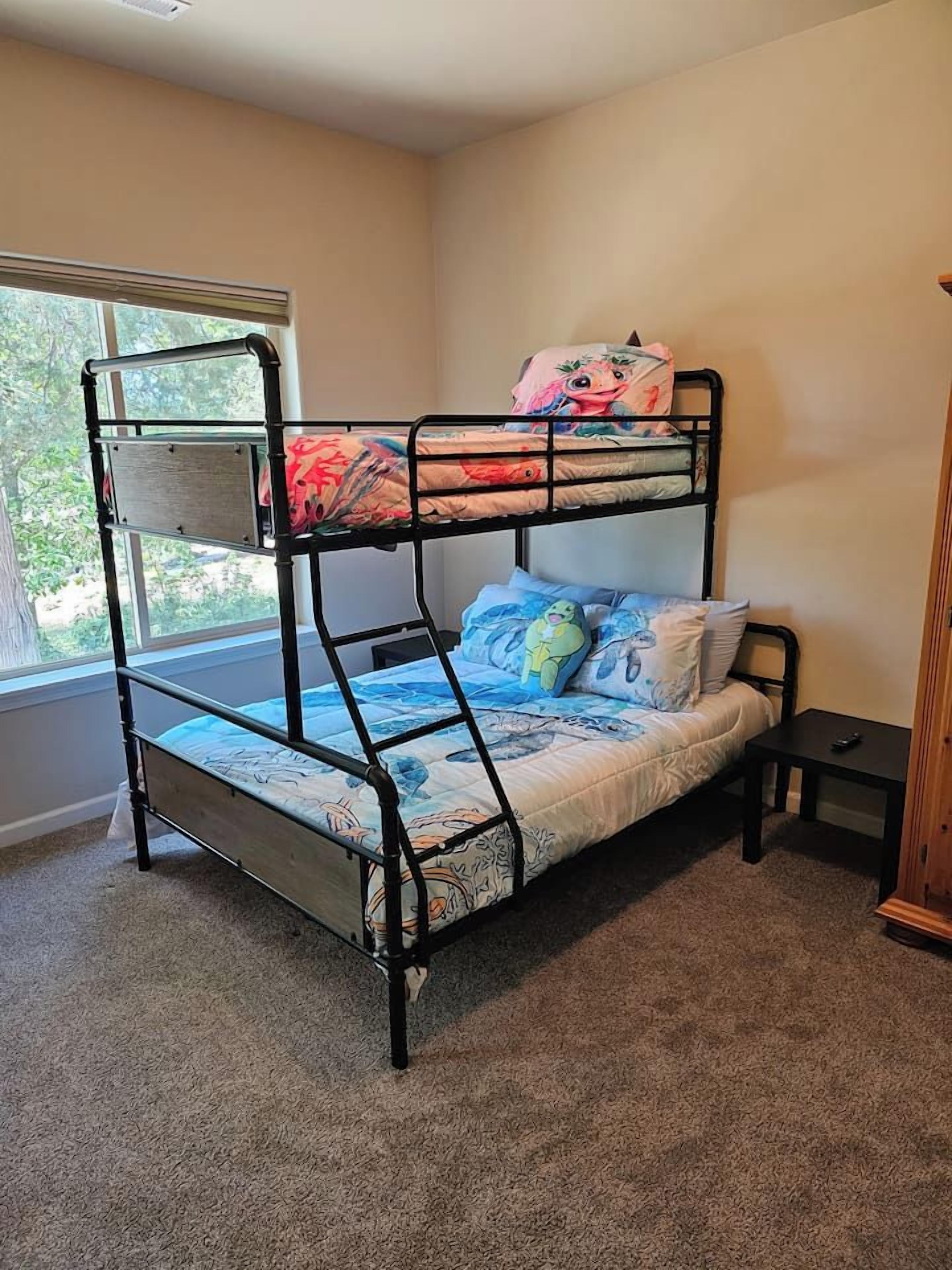 4 bedrooms, desk, iron/ironing board, travel crib