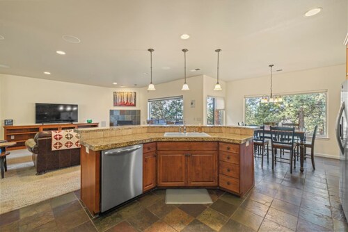 Tipsy Turtle | RunningY | Crater Lake | Sleeps 12