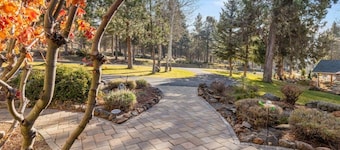 Tipsy Turtle- 4BD Running Y Home