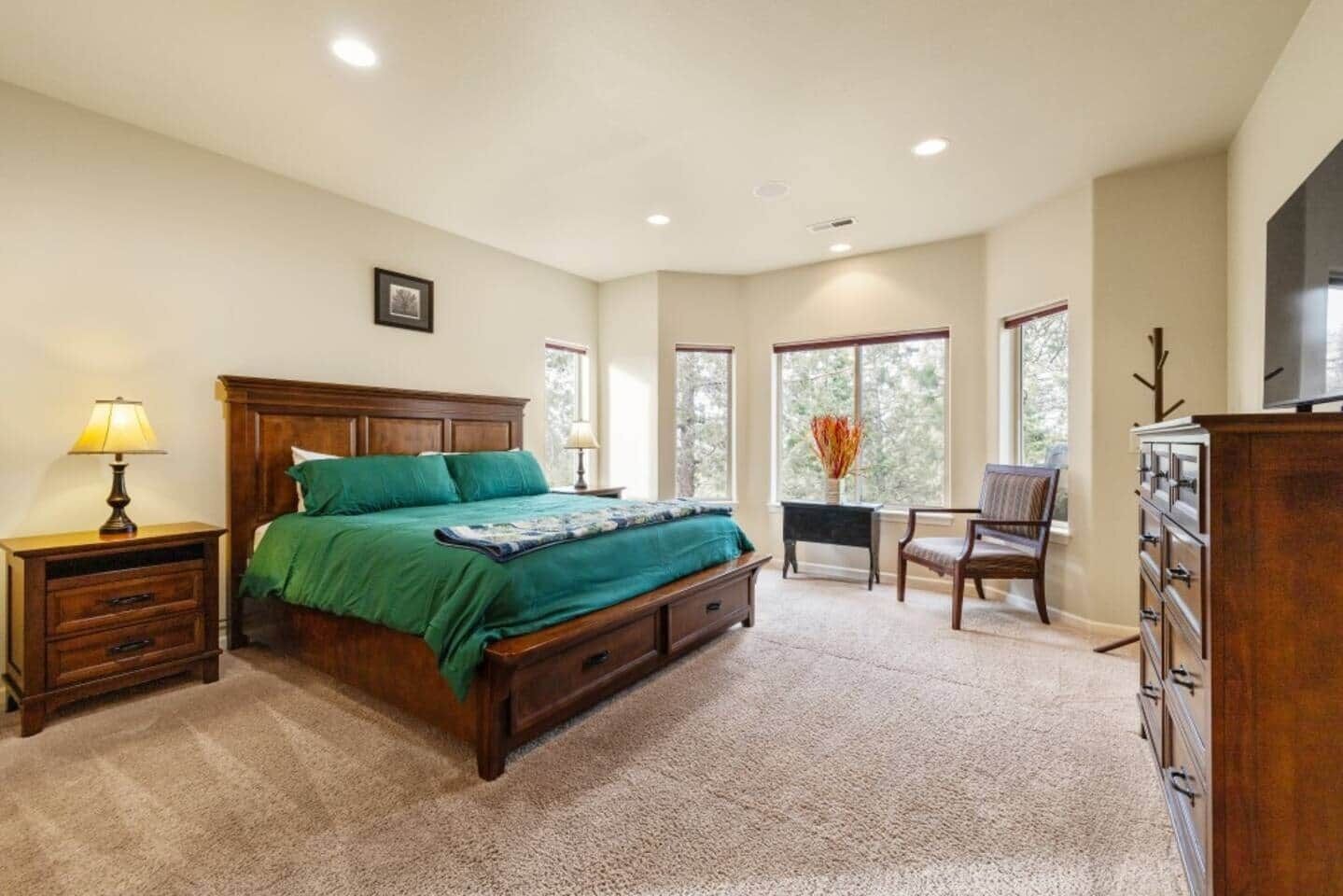 4 bedrooms, desk, free WiFi, bed sheets